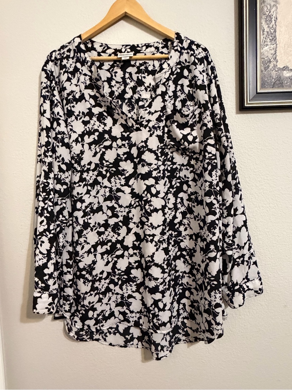 Black & White Floral Long-Sleeve Women's Top